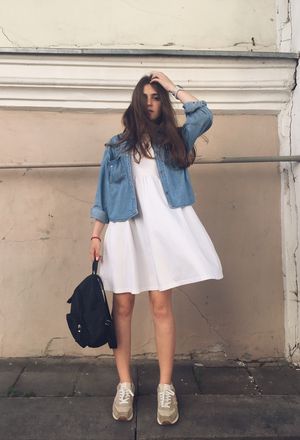 combinar con new balance con vestido