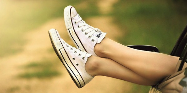 Combinar looks de primavera con zapatillas