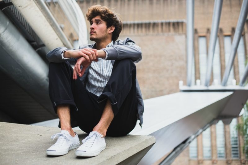 Las zapatillas blancas hombre vestir en tendencia esta temporada